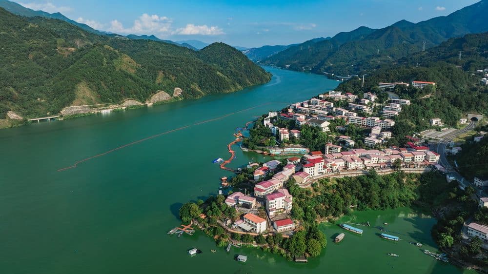 雄江：从水库移民镇到旅游胜地的蜕变