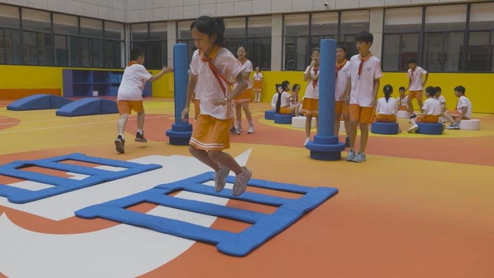 上海：28万双废旧球鞋“变身”运动场 快乐运动解锁“循环密码”