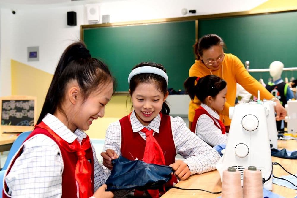 山东历下：“穿针引线”培育学童劳动素养，感受服装制作乐趣