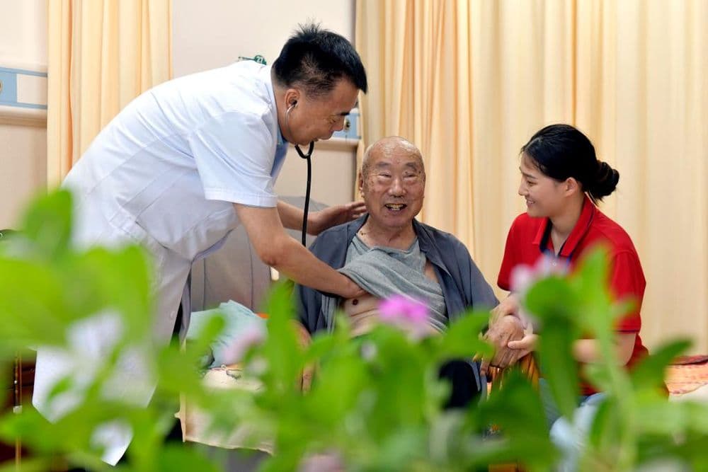 新华鲜报丨首超3万亿元！2025年医保“家底”更厚实