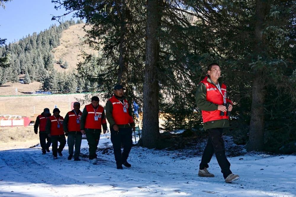 海省海北藏族自治州祁连县阿咪东索林区：入冬巡林 防火护山