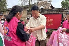 都市丽人献爱心，向江西莲花县捐赠万件内衣