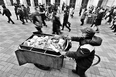 为做慈善，他卖掉自己唯一住房