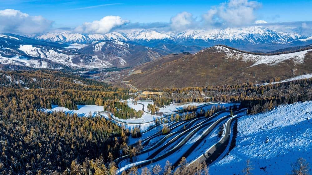 新疆阿勒泰初雪已至  阿禾公路配套35千伏输电线路工程  各项建设有序推进