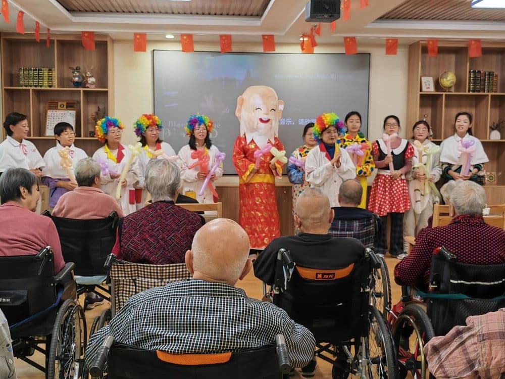 “让老人挂上孩子般的笑容”——这群“小丑医生”为老人带来别样欢乐