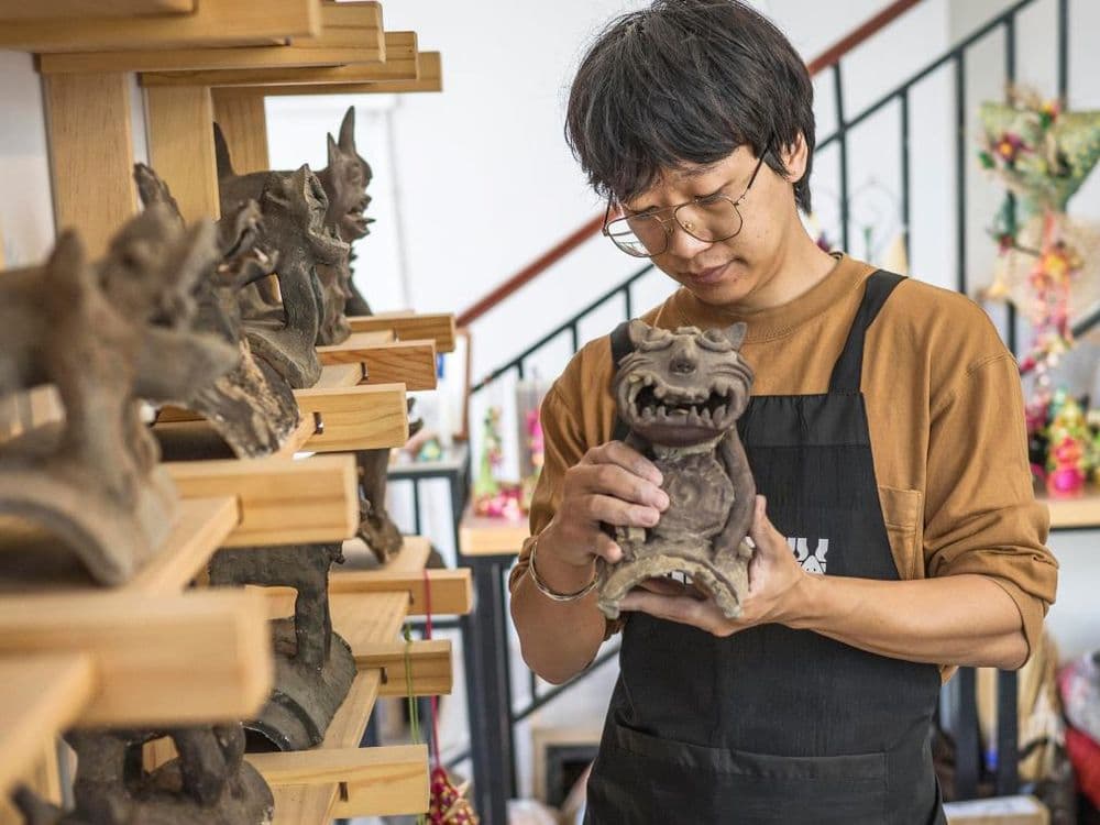 云南省昆明市古滇路转角的心房瓦猫博物馆：走下旧屋，让瓦猫“跃上心房”