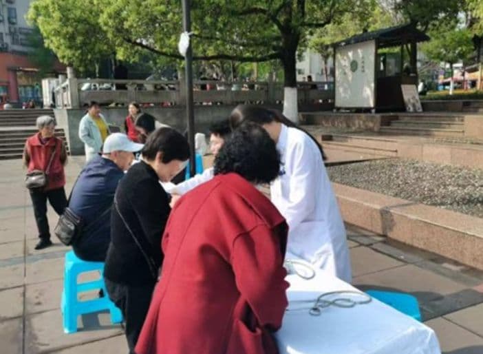 “健康桂湖·慈善同行”公益义诊服务温暖举行