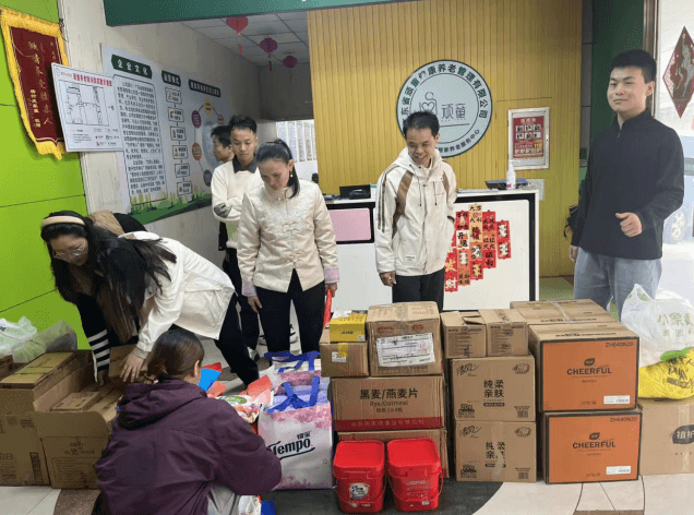 汇成百年志愿者全国联动开展敬老公益活动 —— 温情暖夕阳