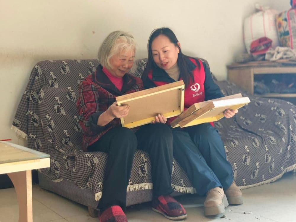 何艮:她的下乡工具包里,除了扳手,还有一台相机