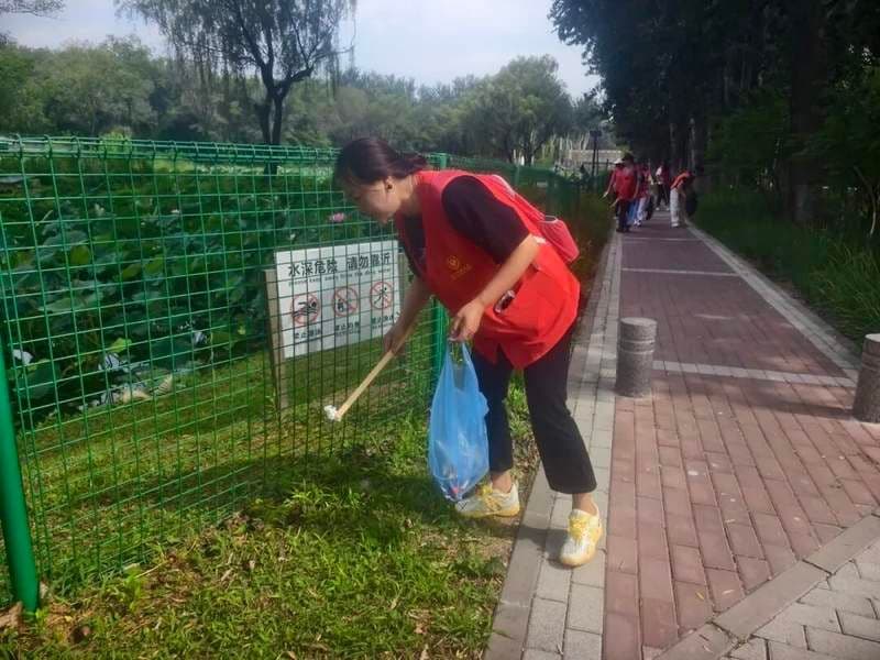 【慈善公益 志愿服务】老少同行护绿意|微众汇公园环保志愿行动