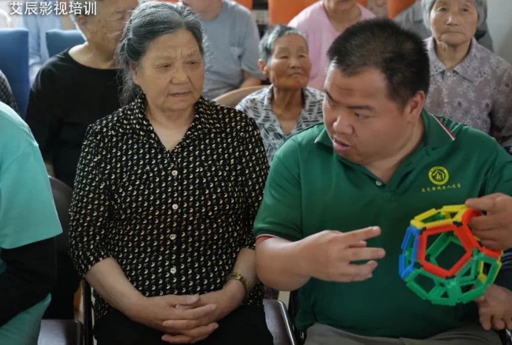 艾辰影视走进马宅镇养老中心暨残疾人之家,以爱献礼建党节,公益不止,爱心不息。