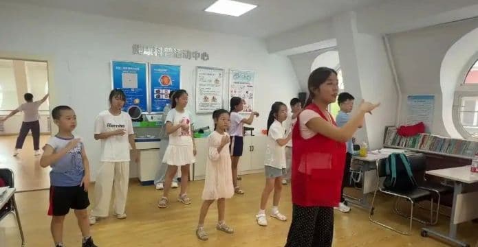 假期回乡大学生“公益带娃”,社区免费托管课堂解家长之忧