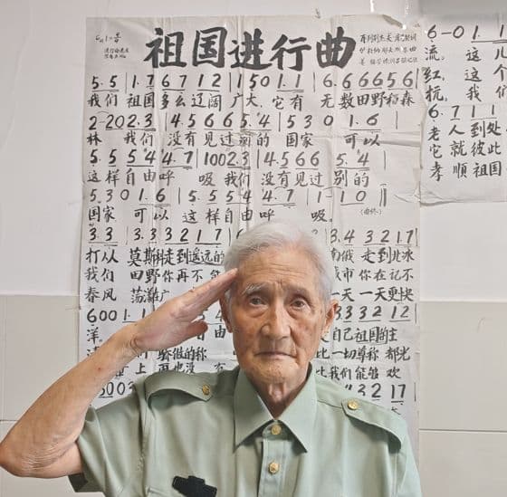 严明友:九旬老兵扎根乡村七十载 用音乐点亮学童梦想