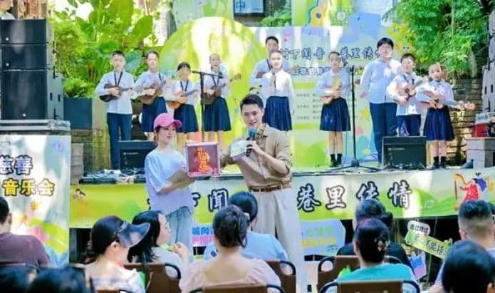 渝中区山城巷慈善街区百年黄葛树下讲述慈善故事