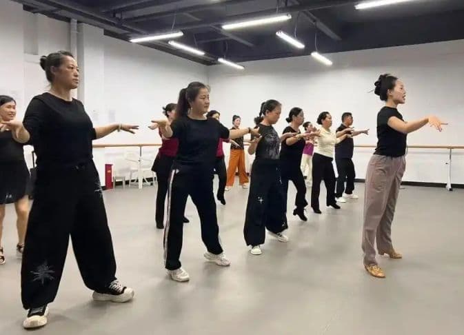 燃动夏夜!恰恰舞公益课堂点亮多彩夜生活