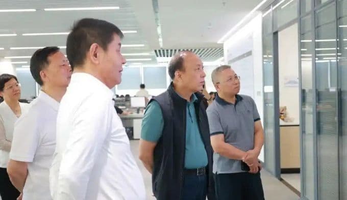 共绘公益同心圆——湖北省慈善总会莅临华康洁净走访调研