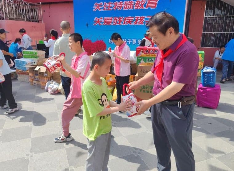 河北省邯郸市慈善总会走进特教中心开展六一慰问活动