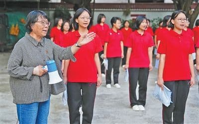 张桂梅连续第十六年送考 “有多少余热,我就要继续发多少光”