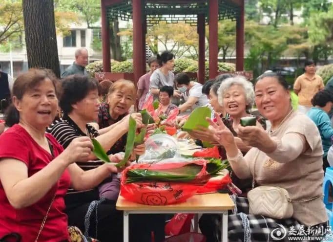 街心社区:慈善相伴过端午 粽香满满敬老情