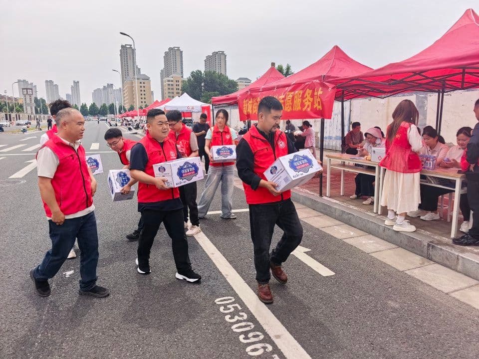 晨光里的“志愿红”:郑州慈善书画院携手库课科技,为千余名考生送去夏日清凉